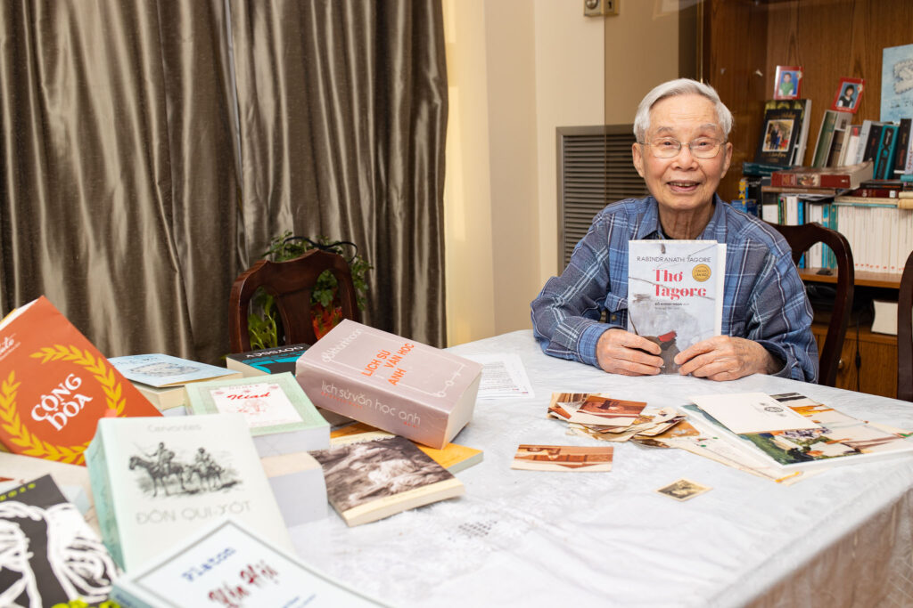 Giáo sư Đỗ Khánh Hoan tốt nghiệp Đại học Sài Gòn, Đại học Sydney, Úc, và tiến sĩ văn chương đại học Columbia, Mỹ. Ông là cựu giáo sư và trưởng ban Anh văn Đại học Văn khoa Sài Gòn (1964-1979). Ông biết 10 thứ tiếng và đã thực hiện nhiều công trình dịch thuật...