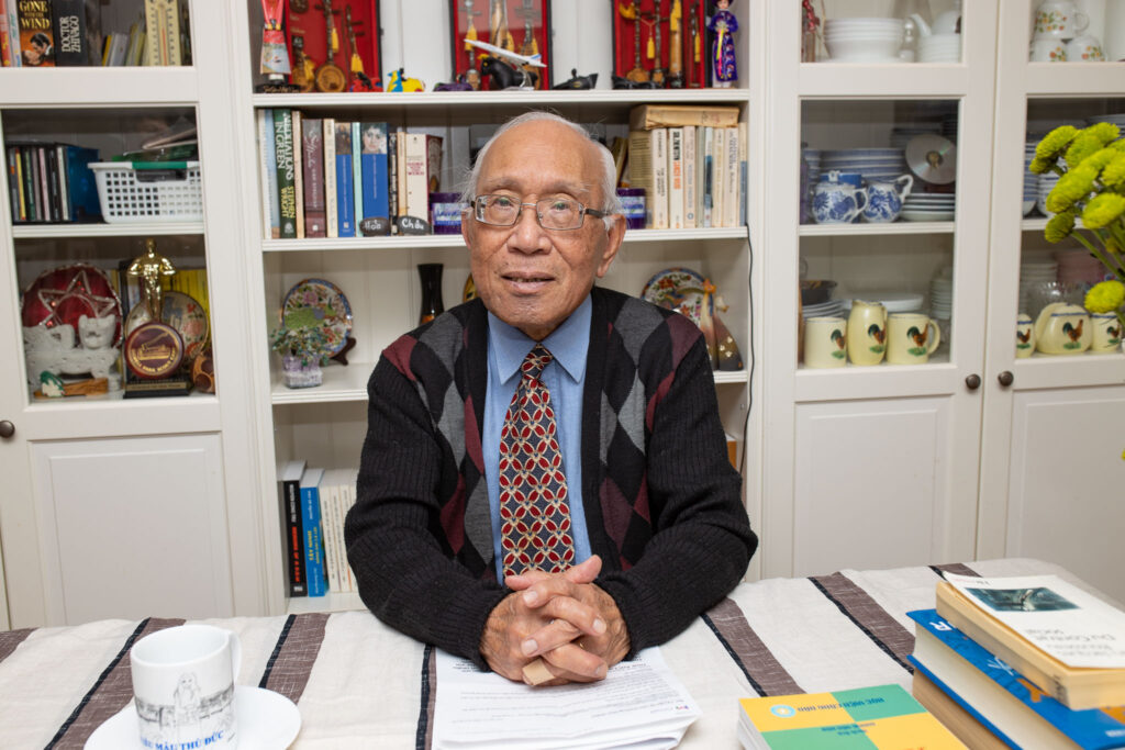 Giáo sư Dương Văn-Hóa tốt nghiệp Trung học từ trường Chasseloup Laubat năm 1953. Ông gia nhập Không Quân VN và được gởi đi Pháp thụ huấn tại trường Không Quân Rochefort sur Mer, từ 1953 đến 1957. Ông giải ngũ năm 1961 vì lý do mắt kém, và vào Đại Học Sư Phạm Saigon, ban Pháp Văn…